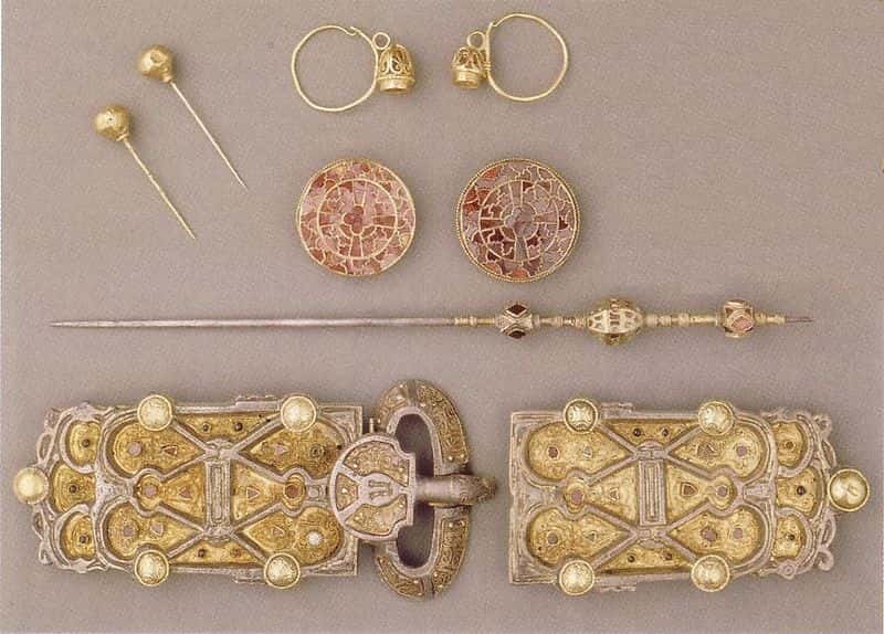 Bijoux de la reine Arégonde au musée du Louvre. Les recherches archéologiques ont permis de réaliser l'enquête anthropologique et de révéler quelques informations sur cette reine mérovingienne. © Domaine public Bijoux de la reine Arégonde au musée du Louvre. Les recherches archéologiques ont permis de réaliser l'enquête anthropologique et de révéler quelques informations sur cette reine mérovingienne. © Domaine public